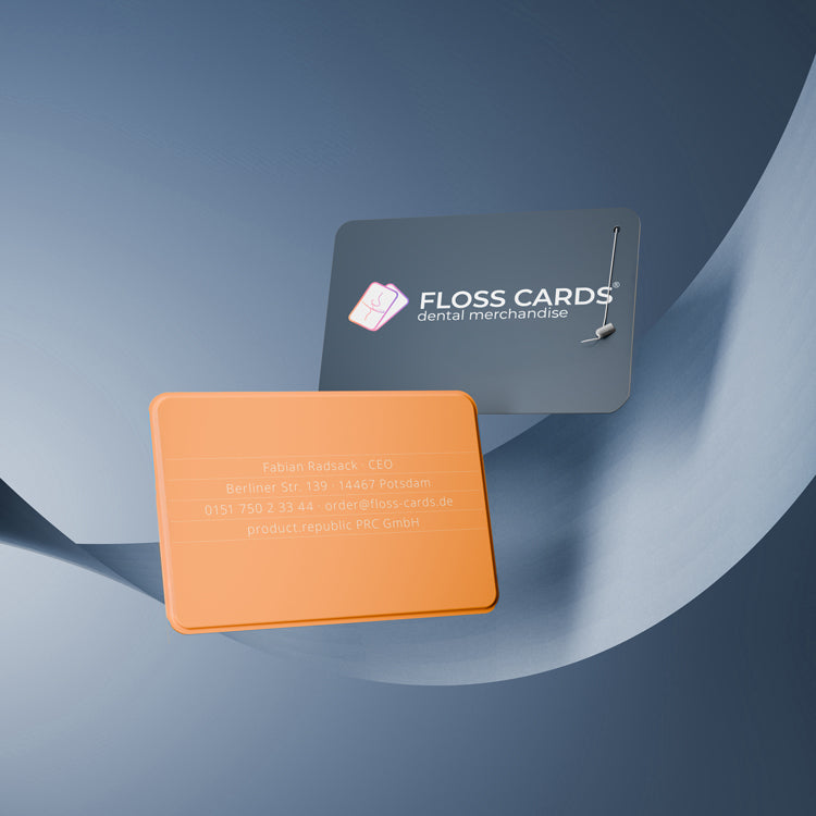 Zwei floss cards® Zahnseide-Visitenkarten nebeneinander. Beide Karten im Kreditkartenformat enthalten integrierte Zahnseide und dienen als innovative, nachhaltige Werbemittel.